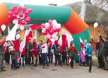  Chwilę później razem z uczestnikami biegu w niebo wystartowały  białe i czerwone balony