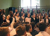 „Gaude Mater Polonia” we współczesnej aranżacji, w wykonaniu dzieci i młodzieży z Zespołu Szkół w Siecieniu, zakończyła program słowno-muzyczny