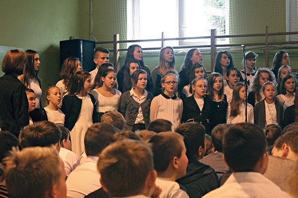 „Gaude Mater Polonia” we współczesnej aranżacji, w wykonaniu dzieci i młodzieży z Zespołu Szkół w Siecieniu, zakończyła program słowno-muzyczny