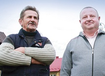 Krzysztof Bulanda i Mirosław Kot (z prawej) pamiętają czasy zmagania się o dom Boży