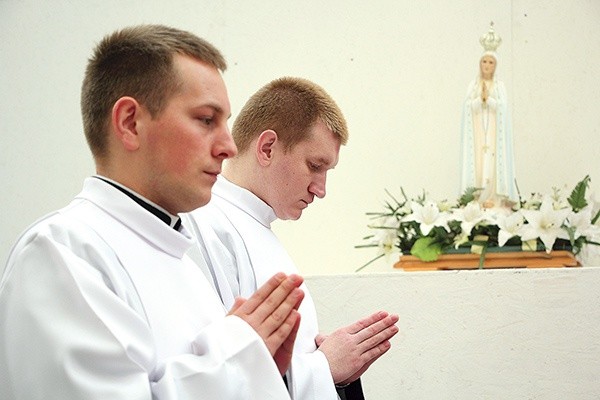 Nowi diakoni – Rafał Nawrocki (po lewej) i Paweł Pawlak