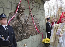  Biskup Tadeusz Rakoczy poświęcił pisarzowicką rzeźbę  św. Jana Pawła II 