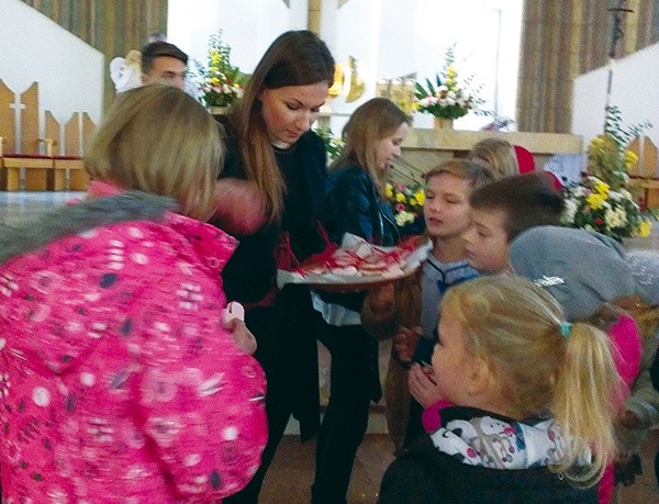  Każde dziecko w Kętach  otrzymało piernikowe serduszko od wolontariuszy Szlachetnej Paczki