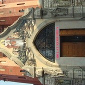  Jeden z parafian przygotował mozaikę nad głównym wejściem do kościoła przedstawiającą Chrystusa jako Dobrego Pasterza  