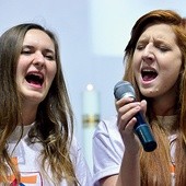  Monika Bednarz (z lewej) i Sandra Koperska podczas wykonywania hymnu ŚDM w Krakowie