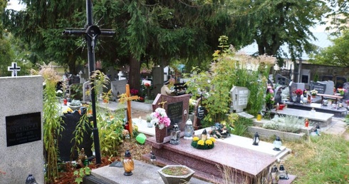 Także cmentarz w Elblągu zbezczeszczono
