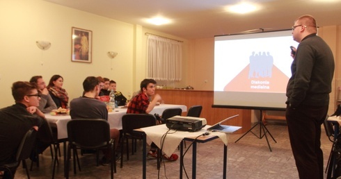 Diakonia ubrana w struktury