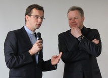 Ks. Mateusz Dudkiewicz (z lewej) i ks. Mirosław Szewieczek z fundacja "Drachma", który biznesmenom mówił o "Zakamarkach Absolutu"