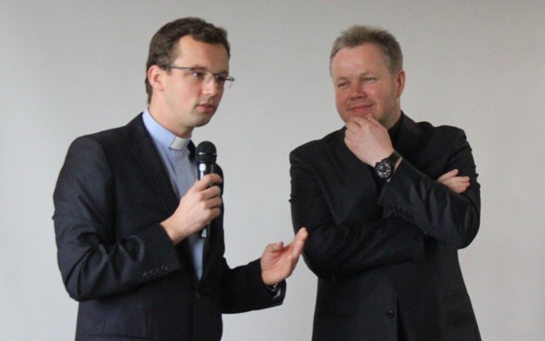 Ks. Mateusz Dudkiewicz (z lewej) i ks. Mirosław Szewieczek z fundacja "Drachma", który biznesmenom mówił o "Zakamarkach Absolutu"