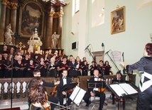 Organizatorzy śpiewaczego świętowania, chór "Lutnia", w kościele św. Marii Magdaleny