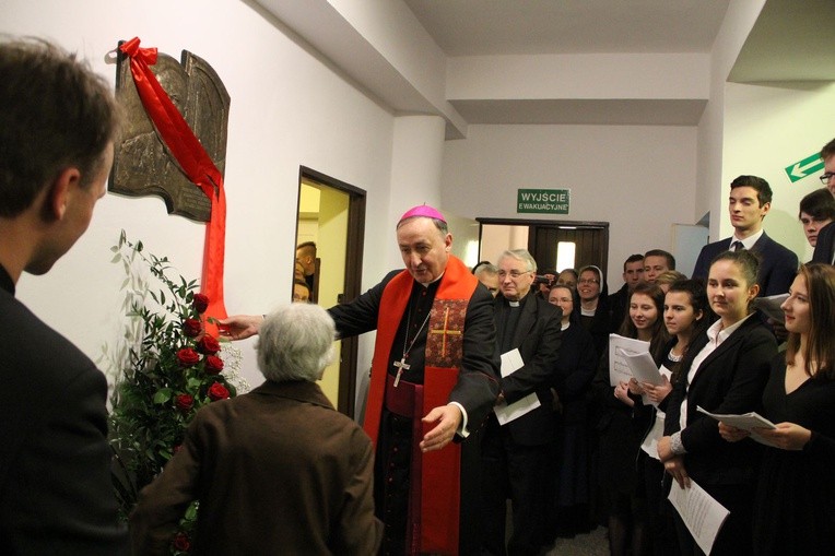 Odsłonięcie tablicy pamiątkowej ks. prof. Kazimierza Pasionka przez bp. Andrzeja Jeża i Anielę Pasionek, siostrę profesora