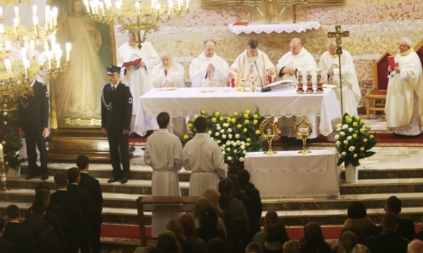 Eucharystia koncelebrowana pod przedwodnictwem bp. Romana Pindla rozpoczęła Dobę Miłosierdzia w Cięcinie