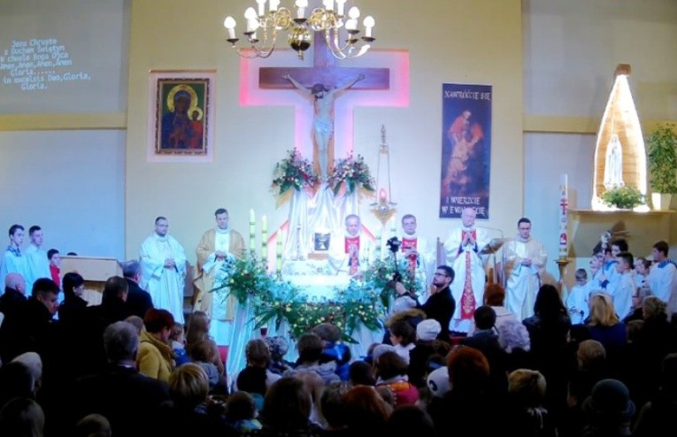W piątą rocznicę powstania parafii na sójczym wzgórzu odprawiono dziękczynną Mszę św.