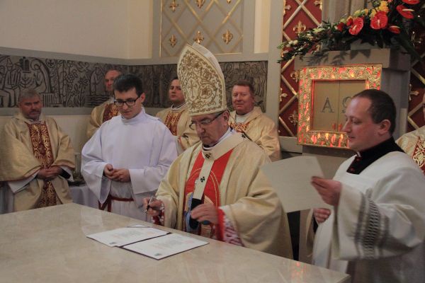 Konsekracja ołtarza w kościele Chrystusa Króla