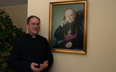 Ks. Albert Warso zachęca do zapoznania się z życiem i działalnością bp. Piotra Gołębiowskiego i do modlitwy za jego wstawiennictwem