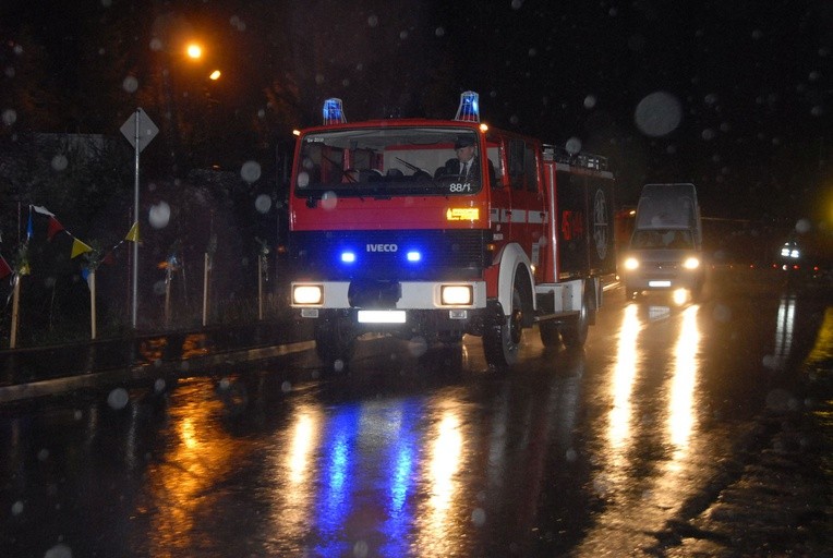 Samochód - kaplica przyjeżdża do Pisarzowej