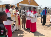 Kaplicę św. Jacka w Turn Pike poświęcił biskup diecezji Monze Mojżesz Hamungole. Na zdjęciu razem z ks. Grzegorzem Kaputem