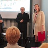 Od lewej: ks. Piotr Górecki, Stanisław Rybarczyk oraz Weronika Wiese, zastępca dyrektora generalnego DWPN