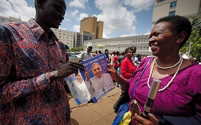 22.11.2015. Nairobi. Kenia. Wierni przed bazyliką Świętej Rodziny tuż przed pierwszą wizytą papieża Franciszka w Afryce. Ojciec święty odwiedza Kenię, Ugandę i Republikę Środkowej Afryki (od 25 do 30 listopada). 