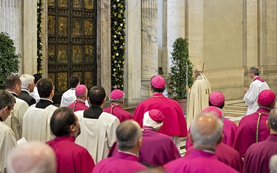11 kwietnia 2015 roku. Papież Franciszek przed Świętymi Drzwiami bazyliki św. Piotra ogłasza bullę o Jubileuszowym Roku Miłosierdzia