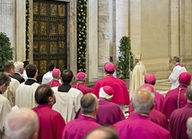 11 kwietnia 2015 roku. Papież Franciszek przed Świętymi Drzwiami bazyliki św. Piotra ogłasza bullę o Jubileuszowym Roku Miłosierdzia