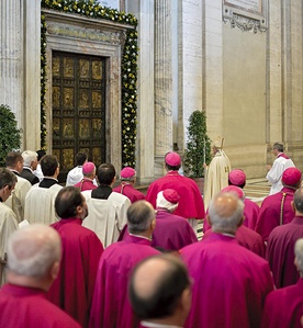 11 kwietnia 2015 roku. Papież Franciszek przed Świętymi Drzwiami bazyliki św. Piotra ogłasza bullę o Jubileuszowym Roku Miłosierdzia