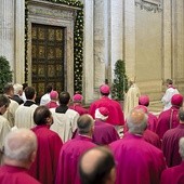 11 kwietnia 2015 roku. Papież Franciszek przed Świętymi Drzwiami bazyliki św. Piotra ogłasza bullę o Jubileuszowym Roku Miłosierdzia