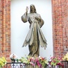 Figura Jezusa Miłosiernego przy praskiej katedrze