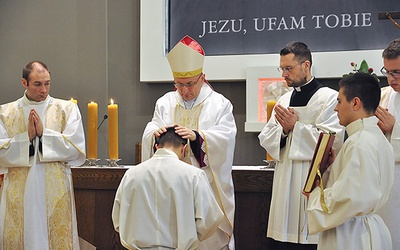 Gest nałożenia rąk  i modlitwa konsekracyjna  to najważniejszy moment podczas  obrzędu święceń