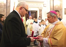 Matce Bożej ofiarowali pozłacane serce. W procesji z darami wręczył je bp. Henrykowi Tomasikowi Jerzy Skórkiewicz, prezes zarządu DIAK