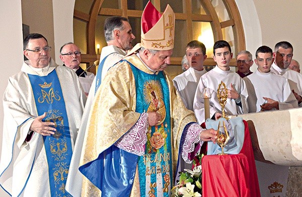 Relikwiarze na czas odpustowej liturgii ustawiono przed ołtarzem