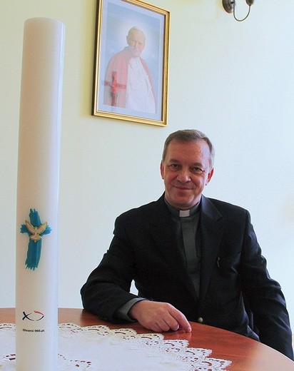 – Świeca jubileuszowa powinna się znaleźć w każdym kościele – mówi ks. Zbigniew Pietruszka, dyrektor Wydziału Duszpasterstwa Ogólnego