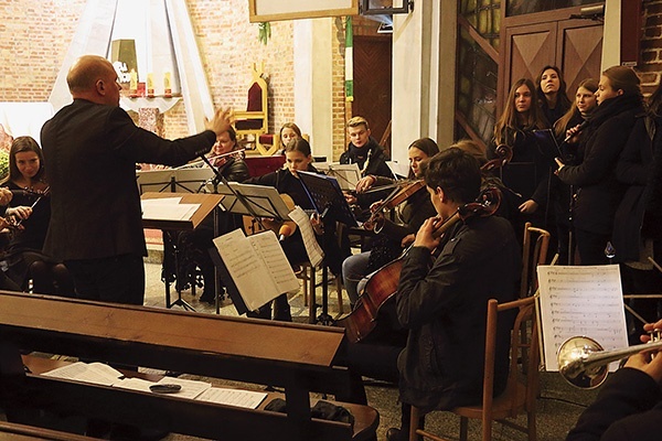Po raz pierwszy hymn ŚDM „Błogosławieni miłosierni” wykonano w naszej diecezji w tak szerokim instrumentarium i z tak dużym składem osobowym. Wykonanie to wierni mieli okazję usłyszeć w kościele Miłosierdzia Bożego w Elblągu