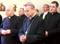  Zawołaniem biskupa nominata są słowa „Adveniat Regnum Tuum” (Przyjdź Królestwo Twoje)