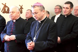  Zawołaniem biskupa nominata są słowa „Adveniat Regnum Tuum” (Przyjdź Królestwo Twoje)