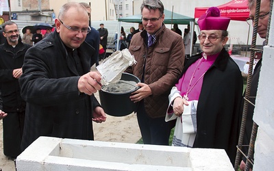 Wmurowany kamień węgielny pochodzi z Jerozolimy. Każdy z nas może pomóc w budowie. Szczegóły: www.caritas.zgora.pl