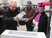 Wmurowany kamień węgielny pochodzi z Jerozolimy. Każdy z nas może pomóc w budowie. Szczegóły: www.caritas.zgora.pl