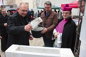 Wmurowany kamień węgielny pochodzi z Jerozolimy. Każdy z nas może pomóc w budowie. Szczegóły: www.caritas.zgora.pl