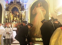 Do kościoła w Lipowej obraz Jezusa Miłosiernego wnieśli strażacy