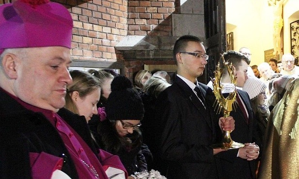 Parafianie w Lipowej witali znaki miłosierdzia razem z bp. Piotrem Gregerem