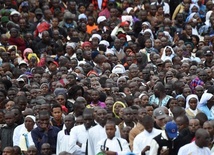 Deszcz i tłumy na papieskiej Mszy w Nairobi