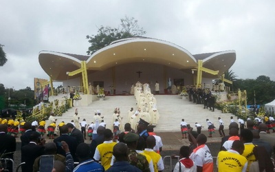 Deszczowe spotkanie pielgrzymów z papieżem