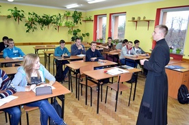 Kl. Bartłomiej Bach prowadzi lekcję religii