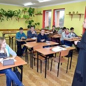 Kl. Bartłomiej Bach prowadzi lekcję religii