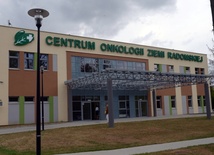 Centrum Onkologii znajduje się przy ul. Uniwersyteckiej 6 (os. Wacyn)