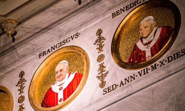 Papieże Franciszek i Benedykt XVI