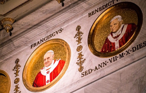 Papieże Franciszek i Benedykt XVI