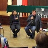 Spotkanie z Piotrem Semką (po prawej) poprowadził Adam Hlebowicz, dyrektor Radia Plus w Gdańsku