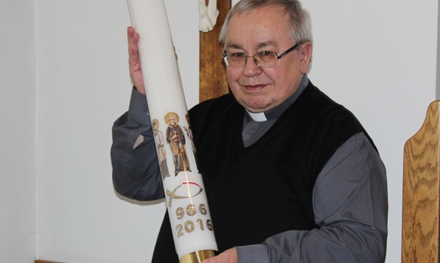Ks. prał. Zbigniew Powada, proboszcz parafii katedralnej, prezentuje świecę jubileuszową, którą dziś otrzymaja delegaci parafii