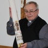 Ks. prał. Zbigniew Powada, proboszcz parafii katedralnej, prezentuje świecę jubileuszową, którą dziś otrzymaja delegaci parafii